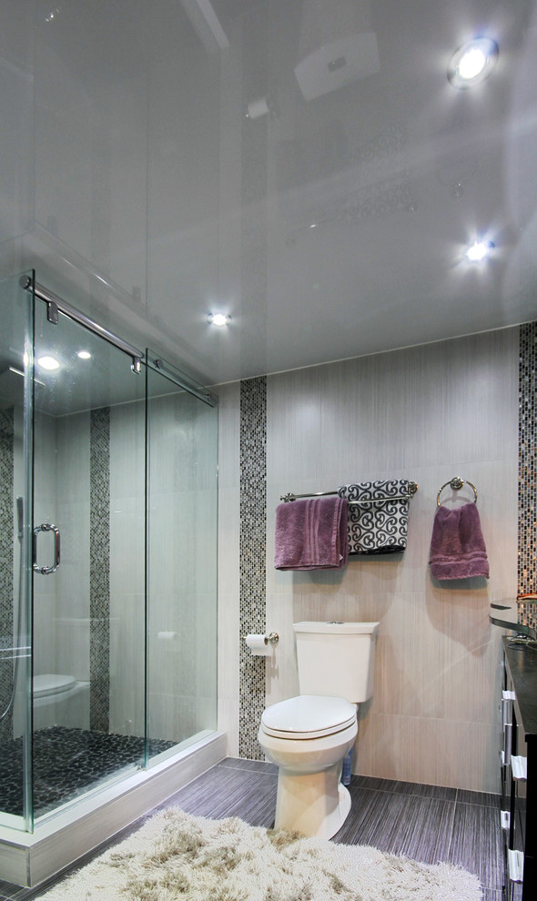 На фото: главная ванная комната среднего размера в современном стиле с врезной раковиной, плоскими фасадами, черными фасадами, угловым душем, раздельным унитазом, серой плиткой, керамогранитной плиткой, бежевыми стенами и полом из керамогранита