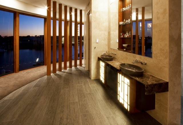 Пример оригинального дизайна: большая ванная комната в современном стиле с темными деревянными фасадами и мраморной столешницей