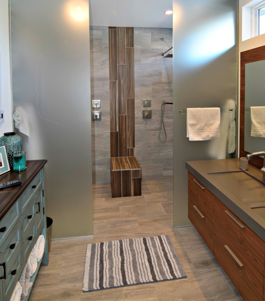 Свежая идея для дизайна: главная ванная комната среднего размера в современном стиле с плоскими фасадами, коричневыми фасадами, душем без бортиков и полом из керамогранита - отличное фото интерьера