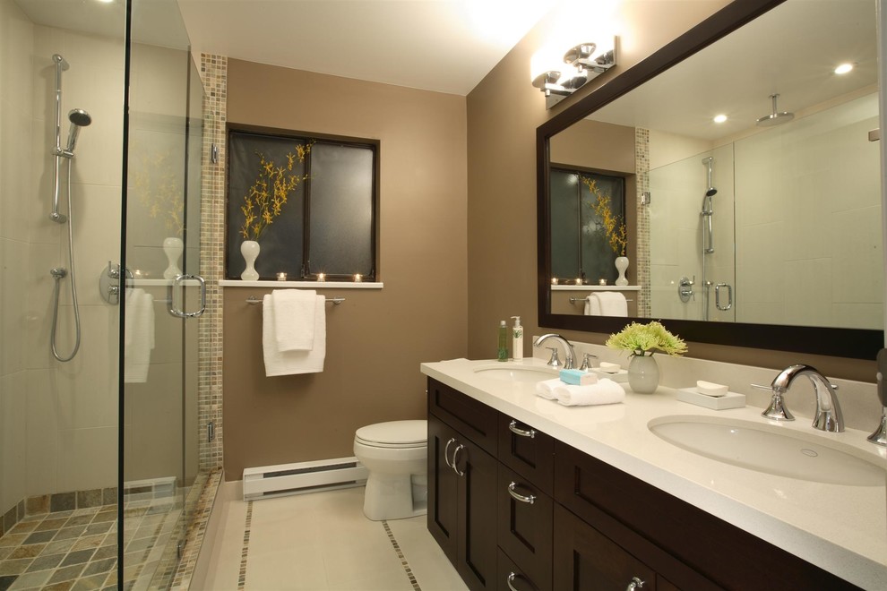 Стильный дизайн: ванная комната среднего размера в классическом стиле с врезной раковиной, фасадами в стиле шейкер, темными деревянными фасадами, угловым душем, белой плиткой, керамогранитной плиткой, коричневыми стенами, полом из керамогранита и раздельным унитазом - последний тренд