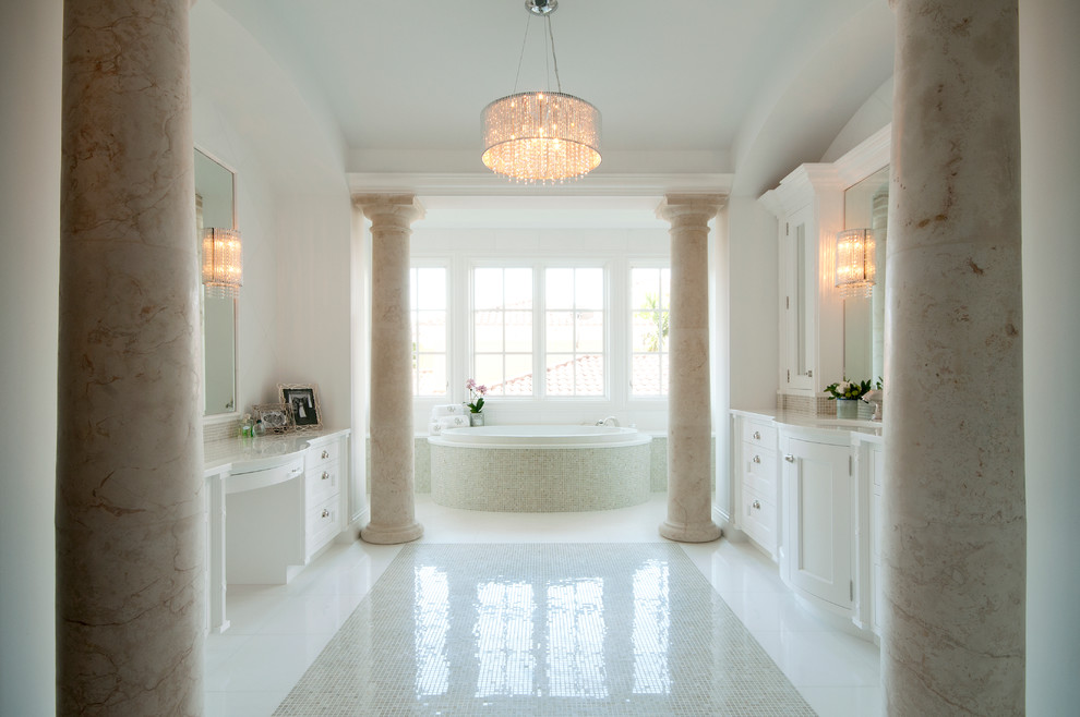 Idéer för ett stort klassiskt en-suite badrum, med luckor med infälld panel, vita skåp, ett platsbyggt badkar, vita väggar, mosaikgolv, ett undermonterad handfat och bänkskiva i kvarts