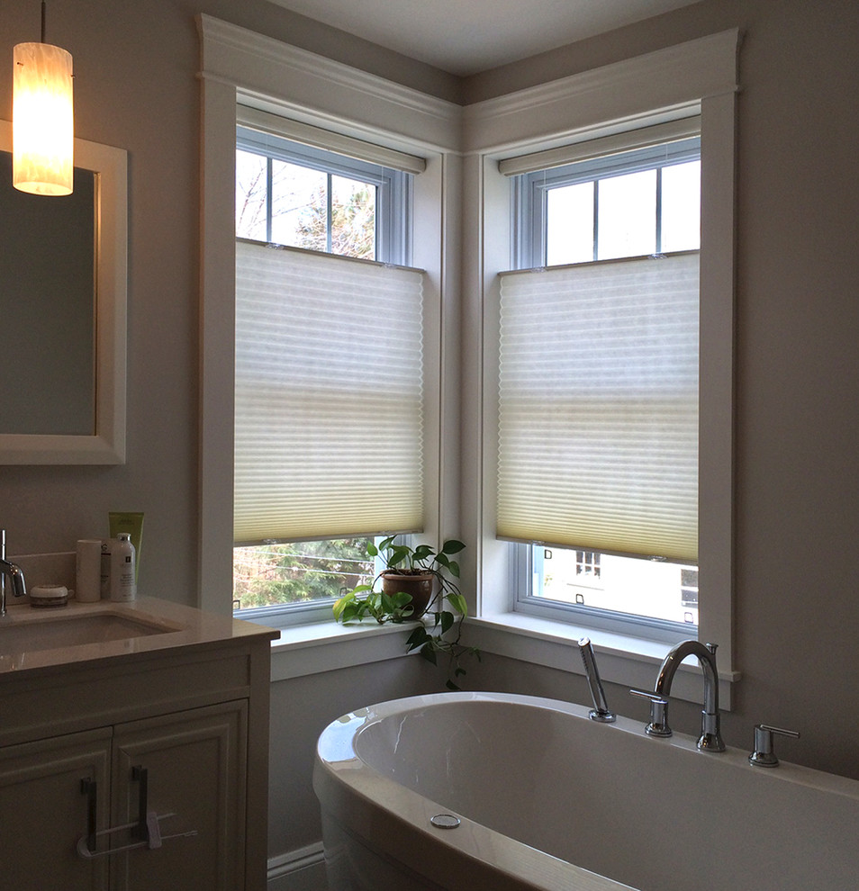 Immagine di una piccola stanza da bagno padronale minimalista con ante verdi, vasca con piedi a zampa di leone, pareti beige e lavabo da incasso