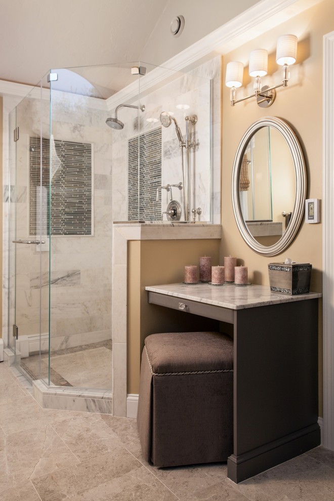 Idee per una grande stanza da bagno padronale classica con lavabo sottopiano, ante grigie, top in marmo, doccia ad angolo, piastrelle grigie, piastrelle in pietra, pareti beige e pavimento in marmo
