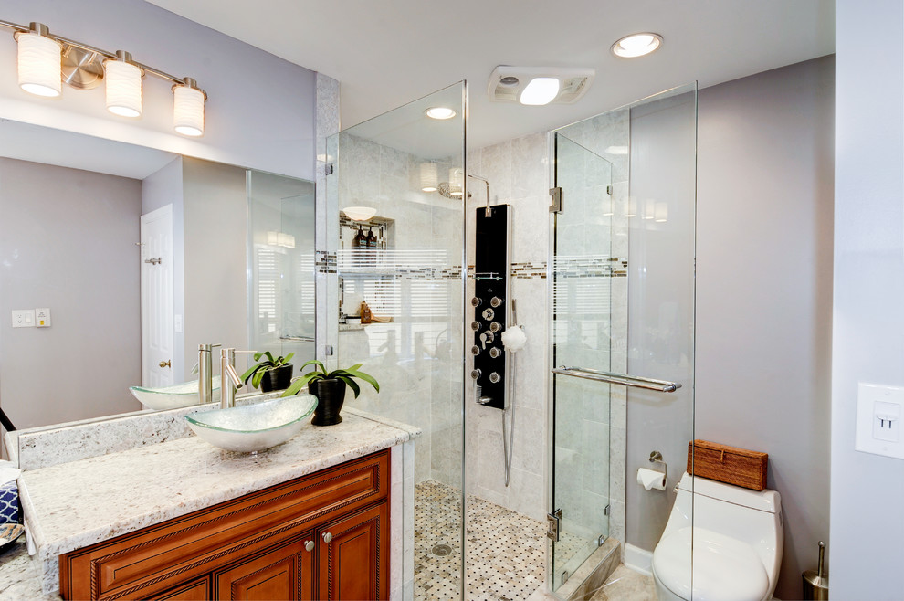 Foto di una stanza da bagno tradizionale con doccia alcova, WC monopezzo, pareti grigie, pavimento in gres porcellanato, lavabo a bacinella, pavimento beige e porta doccia a battente
