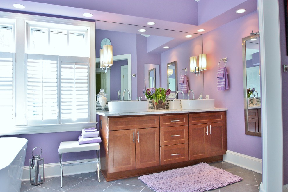 Modernes Badezimmer mit lila Wandfarbe in Washington, D.C.