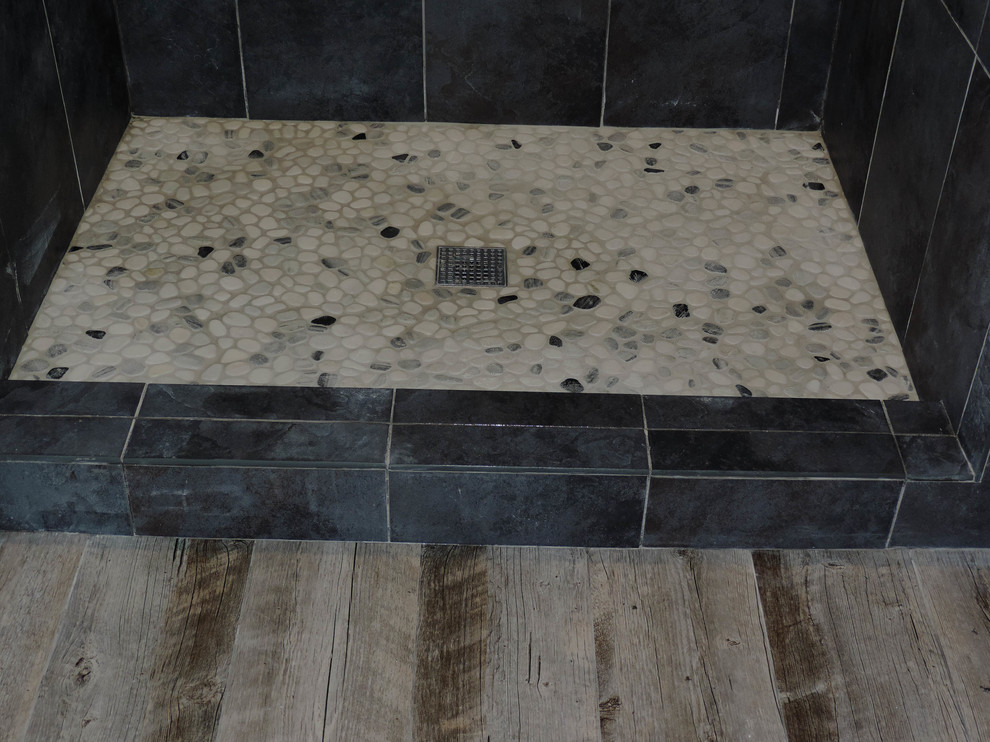 Großes Modernes Badezimmer En Suite mit Einbaubadewanne, Duschnische, schwarzen Fliesen, Keramikfliesen, weißer Wandfarbe und dunklem Holzboden in Washington, D.C.