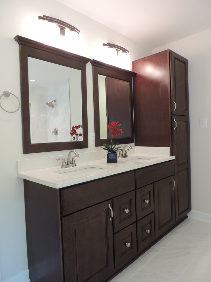 Idéer för ett mellanstort modernt en-suite badrum, med luckor med upphöjd panel, skåp i mörkt trä, en hörndusch, grå kakel, stenhäll, vita väggar, marmorgolv, ett undermonterad handfat, marmorbänkskiva och grått golv