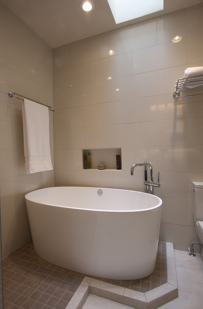 Example of a trendy bathroom design in DC Metro