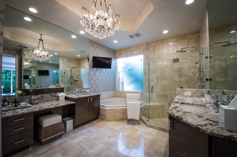 Exempel på ett klassiskt en-suite badrum, med ett undermonterad handfat, släta luckor, skåp i mörkt trä, ett hörnbadkar, en hörndusch, beige kakel och beige väggar