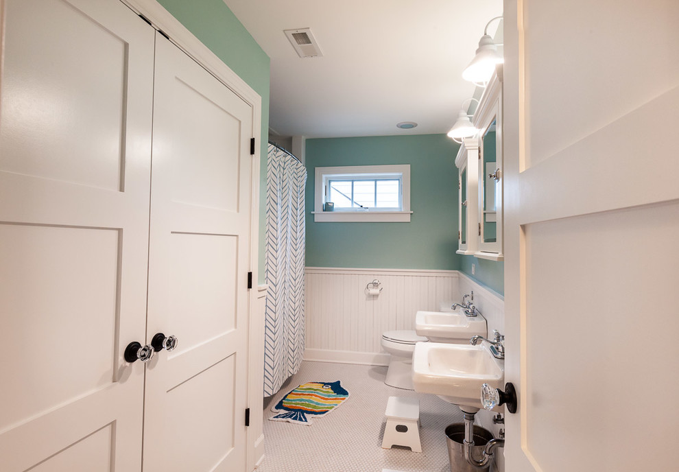 Foto di una stanza da bagno per bambini boho chic con lavabo sospeso, piastrelle bianche, piastrelle in ceramica e pavimento con piastrelle in ceramica