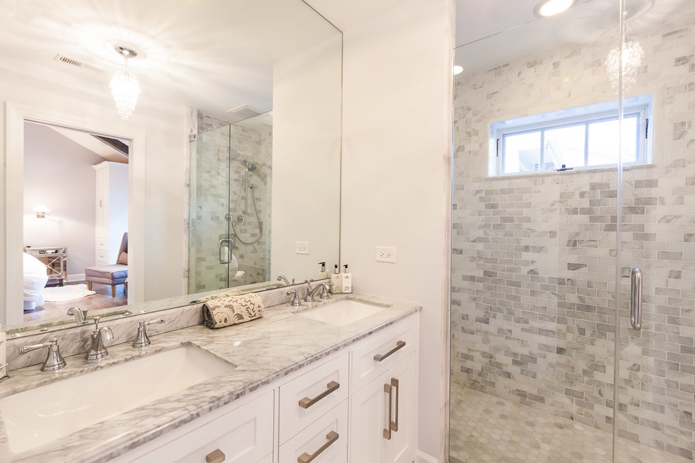 Modelo de cuarto de baño principal ecléctico con lavabo bajoencimera, armarios estilo shaker, puertas de armario blancas y baldosas y/o azulejos blancos