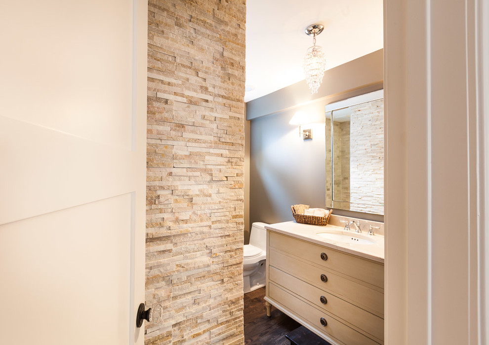 Stilmix Badezimmer mit Unterbauwaschbecken, verzierten Schränken, beigen Schränken, offener Dusche, Toilette mit Aufsatzspülkasten, brauner Wandfarbe und braunem Holzboden in Chicago