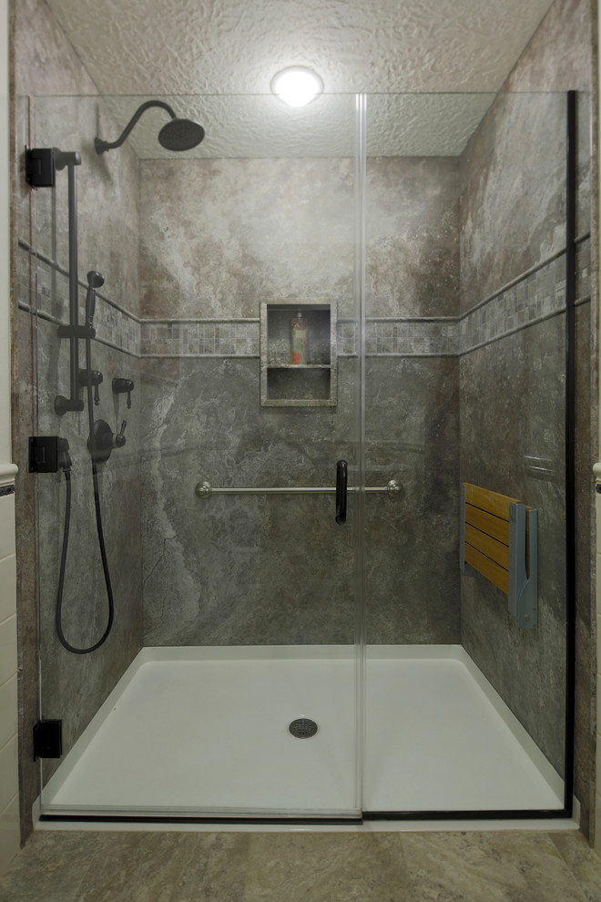 Ispirazione per una stanza da bagno con doccia classica di medie dimensioni con doccia a filo pavimento, lastra di pietra, pavimento in vinile, lavabo a colonna, piastrelle grigie, pareti grigie, pavimento beige e porta doccia a battente