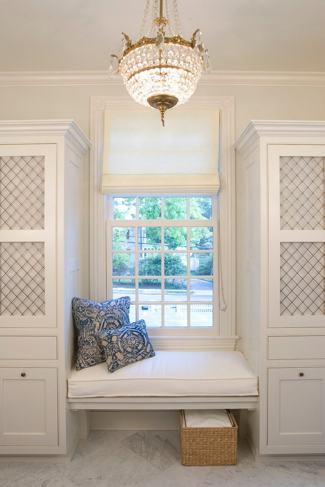 Großes Klassisches Badezimmer En Suite mit weißen Schränken, weißer Wandfarbe, Marmorboden und weißem Boden in Sonstige