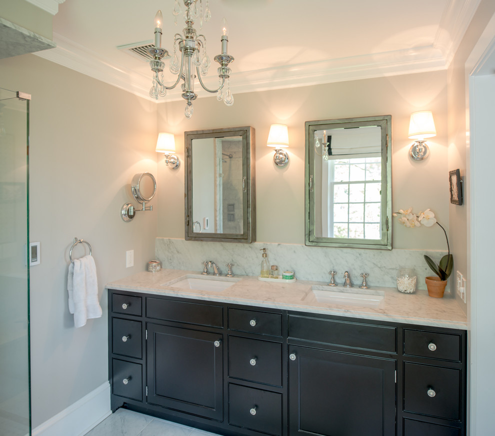 Diseño de cuarto de baño principal tradicional con puertas de armario negras, paredes grises, encimera de granito y lavabo integrado