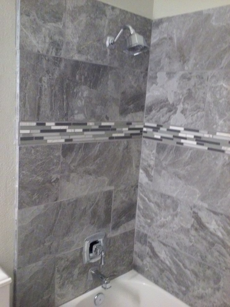 Idéer för mellanstora funkis badrum med dusch, med ett undermonterad handfat, möbel-liknande, vita skåp, marmorbänkskiva, en dusch/badkar-kombination, en toalettstol med hel cisternkåpa, grå kakel, porslinskakel, gröna väggar och klinkergolv i porslin