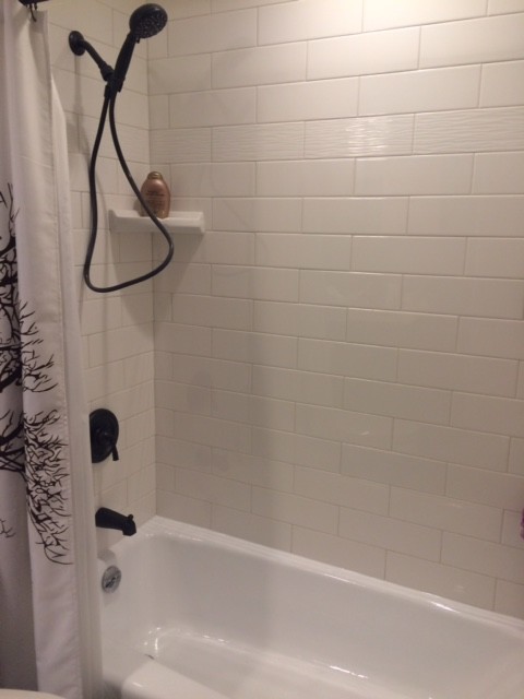 Idéer för att renovera ett vintage badrum, med en dusch/badkar-kombination, vit kakel och tunnelbanekakel