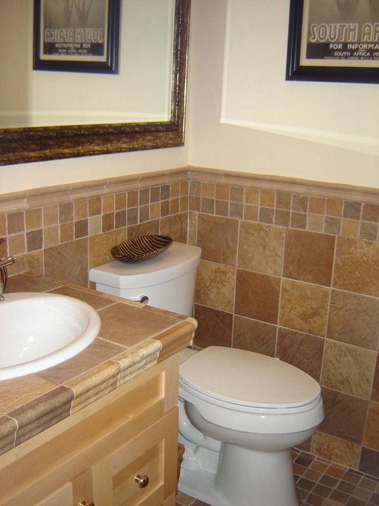 Idéer för mellanstora vintage badrum med dusch, med ett badkar i en alkov, en dusch/badkar-kombination, en toalettstol med separat cisternkåpa, skåp i shakerstil, skåp i ljust trä, vit kakel, keramikplattor, vita väggar, mosaikgolv, ett nedsänkt handfat, kaklad bänkskiva, brunt golv och dusch med skjutdörr