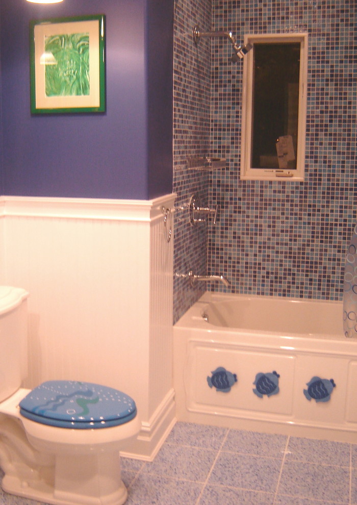 Стильный дизайн: детская ванная комната среднего размера в стиле неоклассика (современная классика) с фасадами с декоративным кантом, белыми фасадами, ванной в нише, душем над ванной, раздельным унитазом, синей плиткой, синими стенами, полом из керамической плитки, монолитной раковиной, столешницей из искусственного кварца, синим полом и шторкой для ванной - последний тренд
