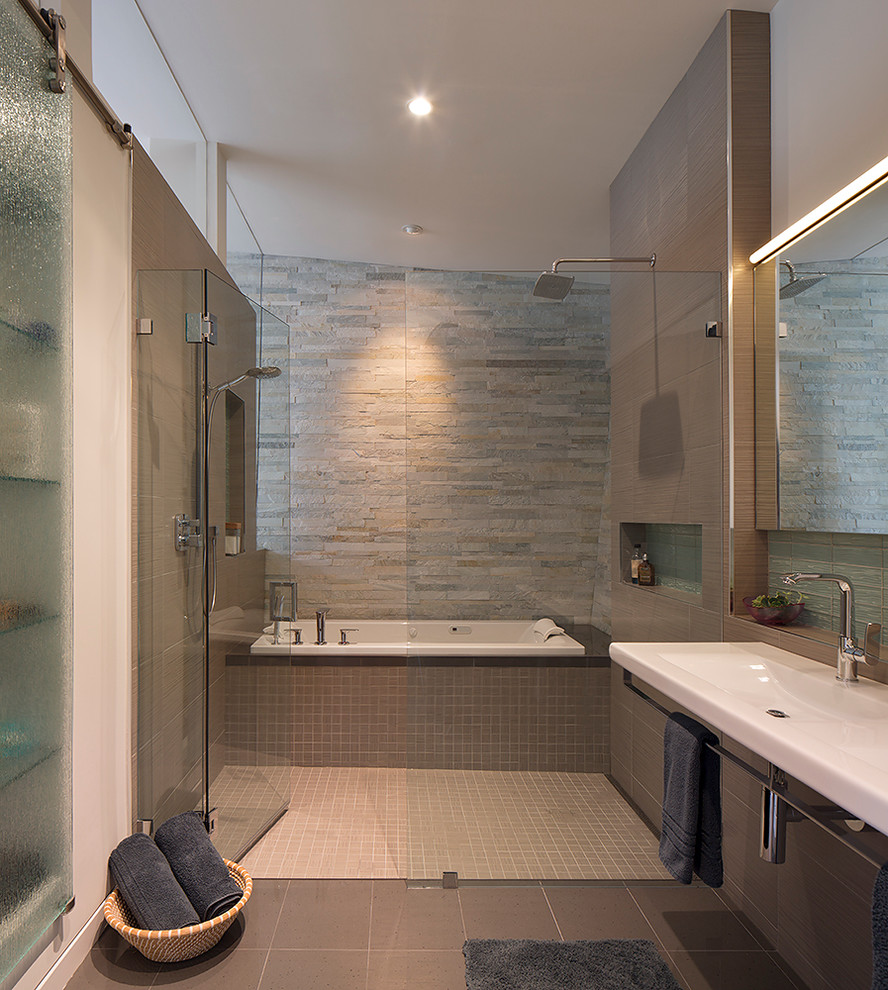 Пример оригинального дизайна: ванная комната в современном стиле с накладной ванной, двойным душем, бежевой плиткой и раковиной с несколькими смесителями