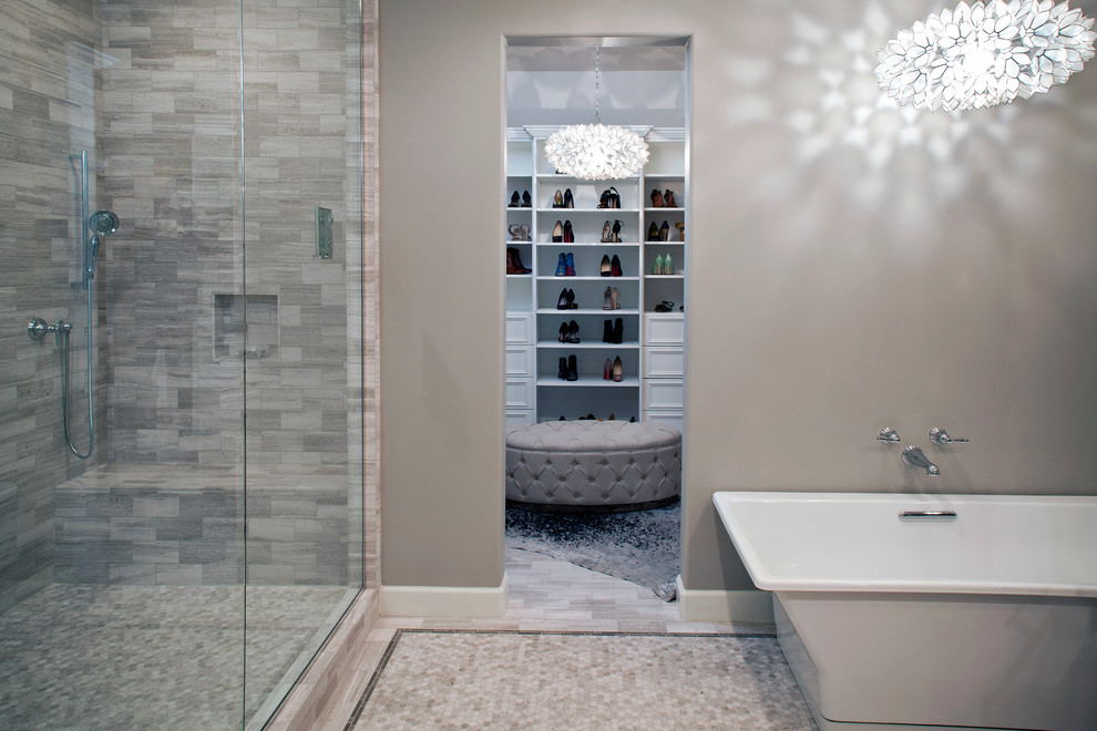Пример оригинального дизайна: ванная комната среднего размера в классическом стиле с отдельно стоящей ванной, душем в нише, серой плиткой, серыми стенами и полом из мозаичной плитки