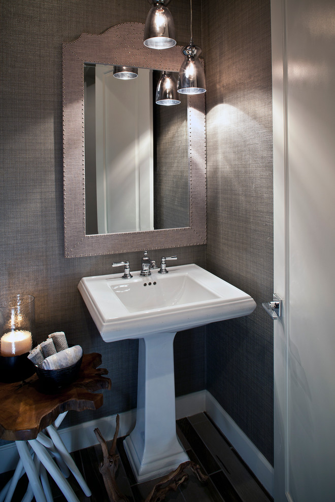 Ejemplo de cuarto de baño tradicional renovado de tamaño medio con paredes grises, suelo de madera en tonos medios, lavabo con pedestal y sanitario de dos piezas