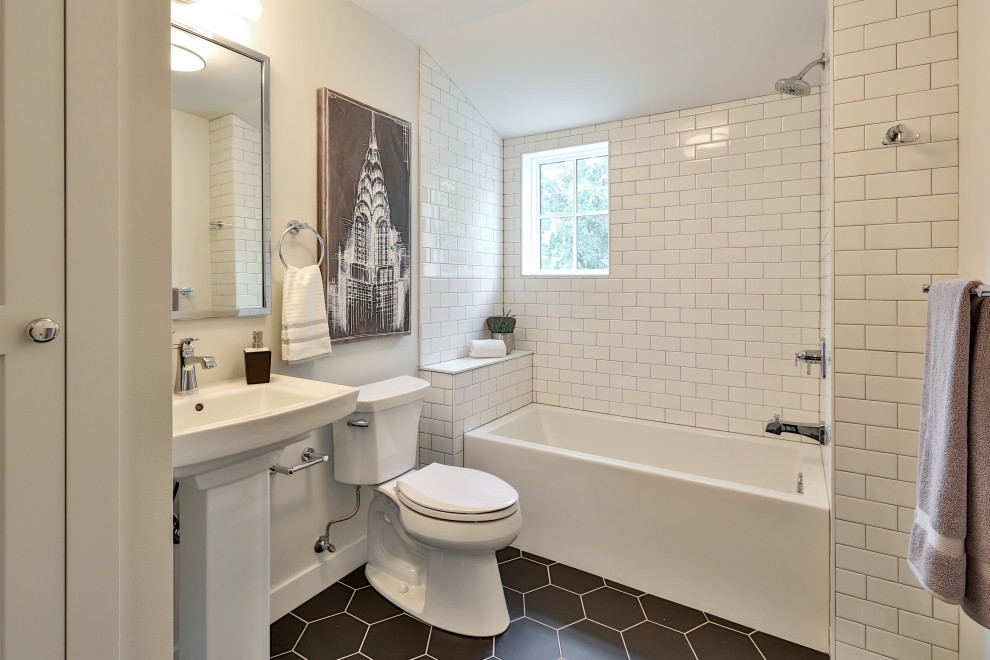 Esempio di una stanza da bagno per bambini classica di medie dimensioni con vasca ad alcova, doccia alcova, piastrelle diamantate, pavimento con piastrelle in ceramica, pavimento nero e un lavabo