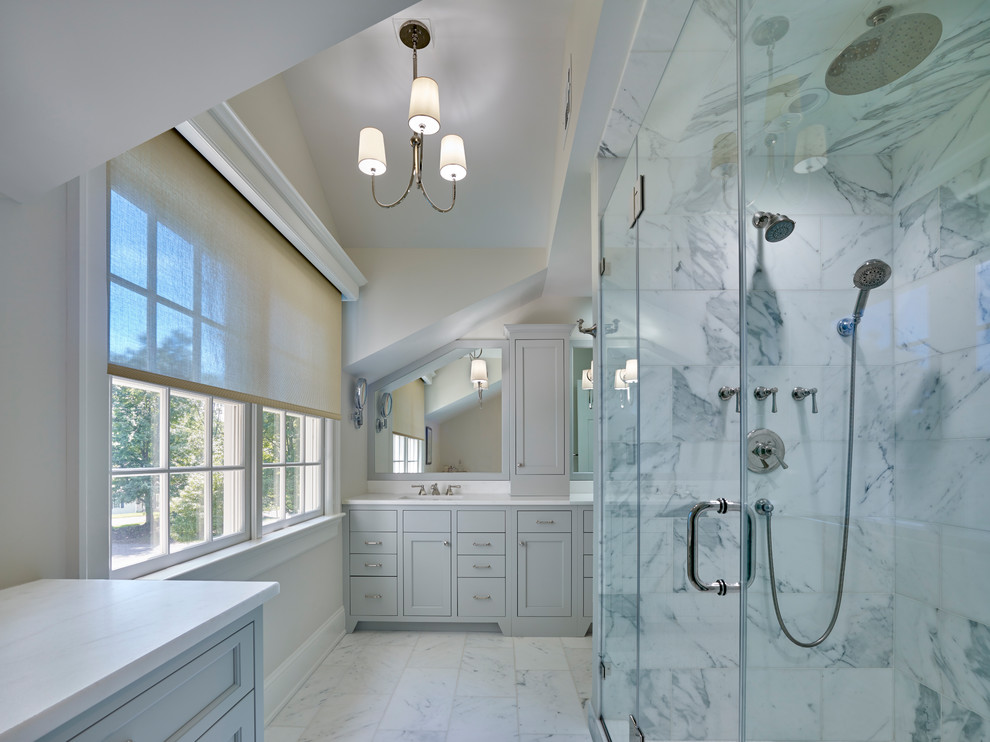 На фото: огромная главная ванная комната в классическом стиле с фасадами с утопленной филенкой, белыми фасадами, разноцветной плиткой, белыми стенами, консольной раковиной, разноцветным полом и душем с распашными дверями с