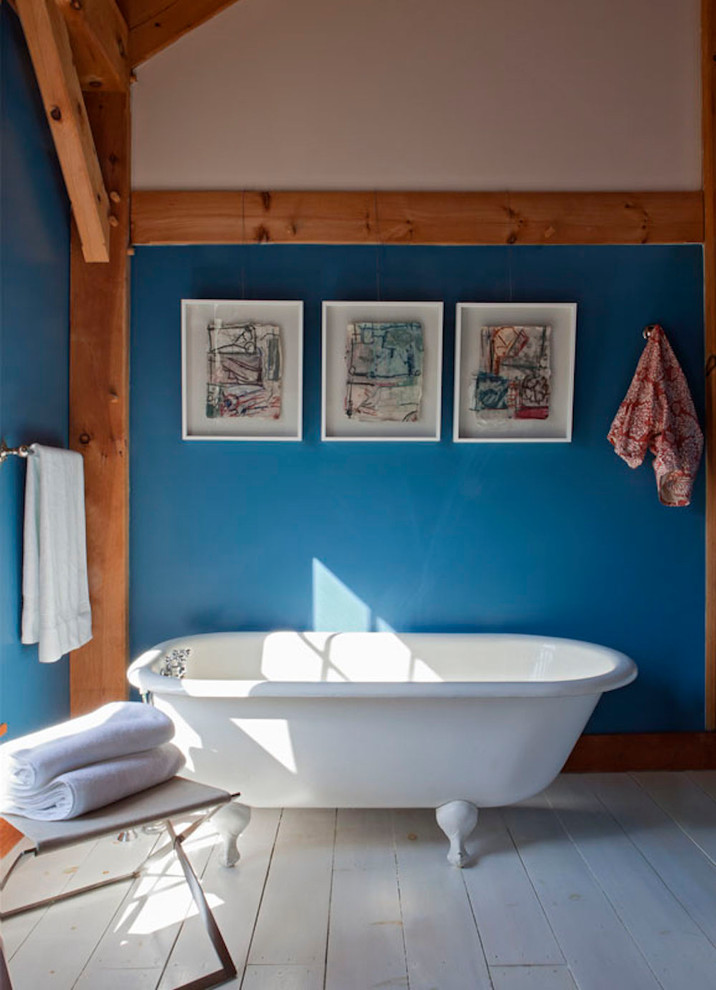 Modelo de cuarto de baño principal romántico con bañera con patas, baldosas y/o azulejos azules, suelo de madera clara y suelo gris