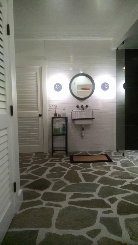 На фото: большая главная ванная комната в стиле неоклассика (современная классика) с душем в нише, унитазом-моноблоком, черной плиткой, серой плиткой, плиткой из сланца, белыми стенами, полом из сланца, подвесной раковиной, серым полом и открытым душем с