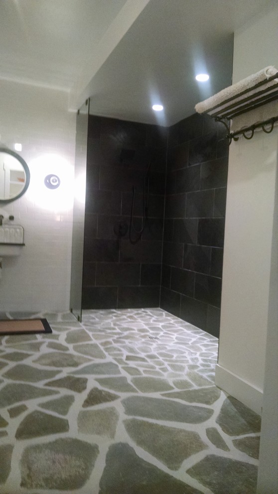 Aménagement d'une grande douche en alcôve principale classique avec WC à poser, un carrelage noir, un carrelage gris, du carrelage en ardoise, un mur blanc, un sol en ardoise, un lavabo suspendu, un sol gris et aucune cabine.