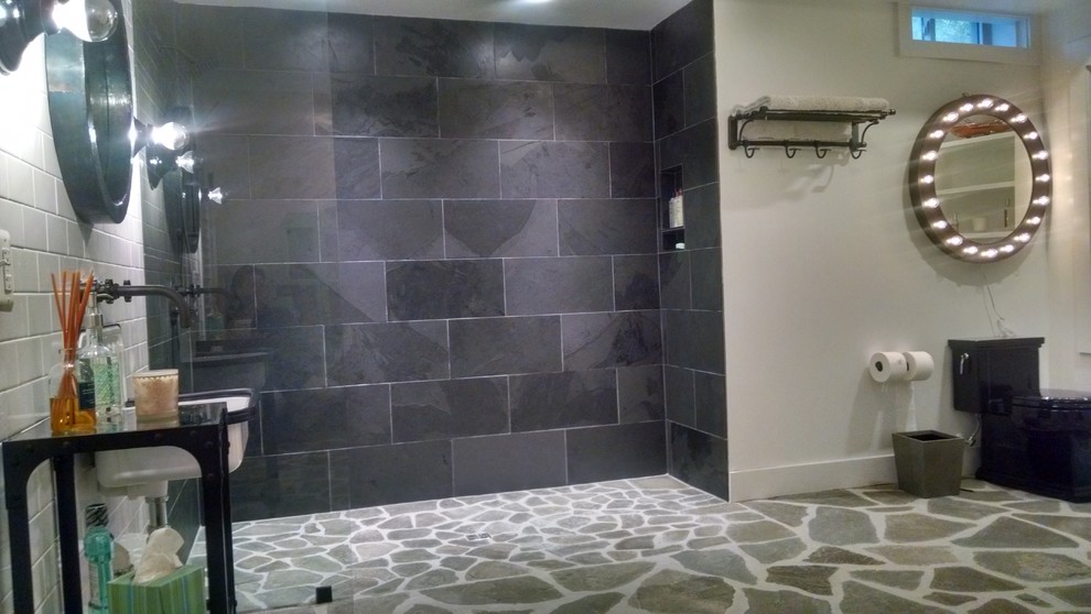 На фото: большая главная ванная комната в стиле неоклассика (современная классика) с душем в нише, унитазом-моноблоком, черной плиткой, серой плиткой, плиткой из сланца, белыми стенами, полом из сланца, подвесной раковиной, серым полом и открытым душем