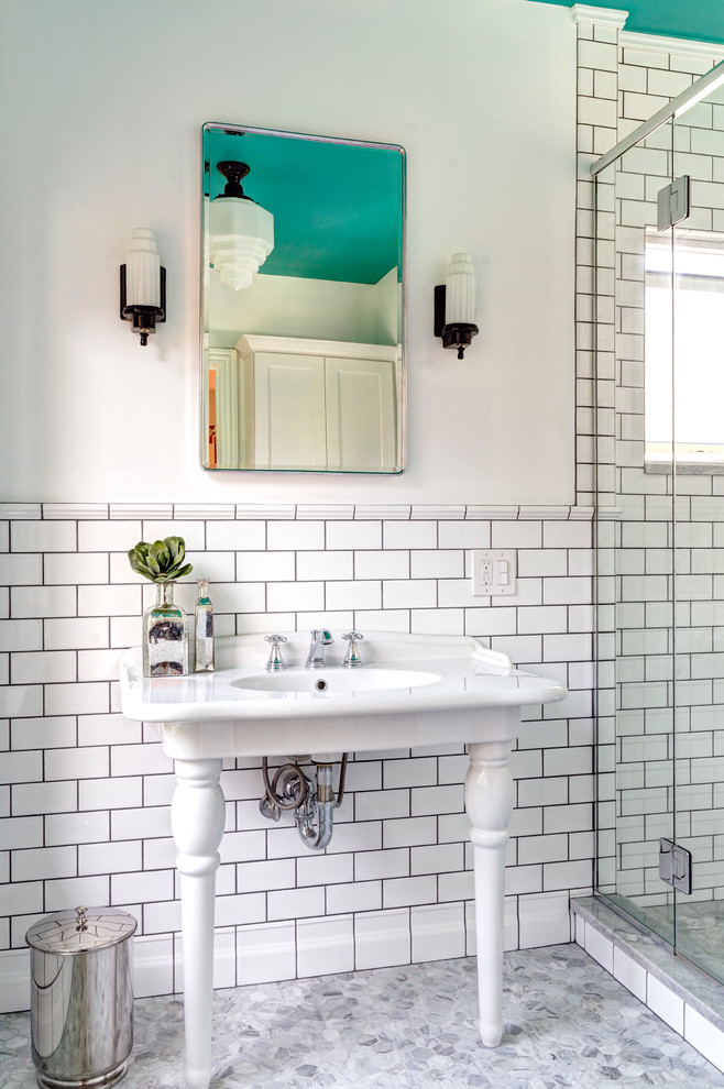 Idee per una piccola stanza da bagno padronale chic con lavabo a consolle, piastrelle bianche, piastrelle diamantate e pavimento in marmo