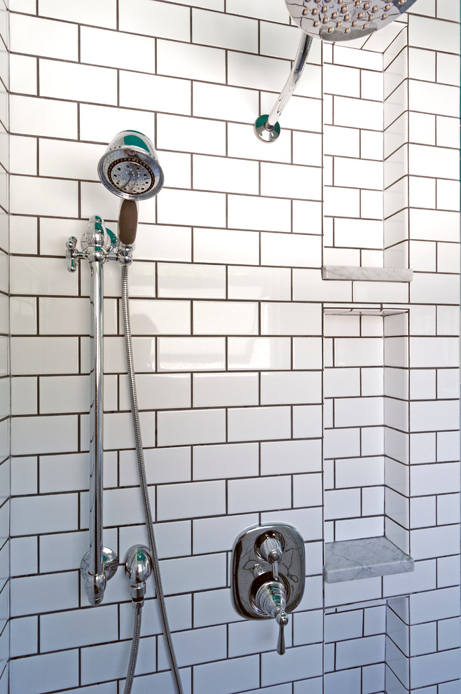 Idéer för små vintage en-suite badrum, med vit kakel och tunnelbanekakel