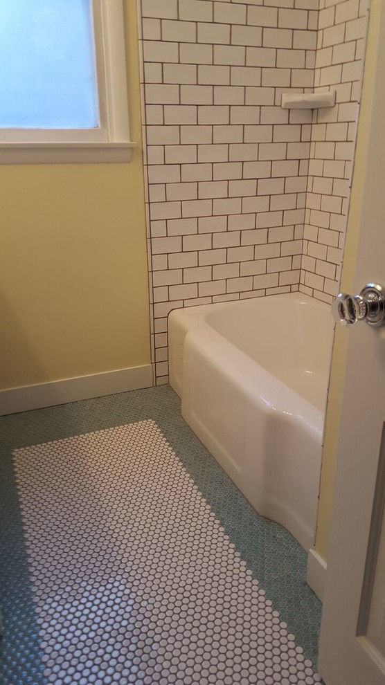 Foto på ett mellanstort vintage badrum med dusch, med skåp i shakerstil, vita skåp, gula väggar och mosaikgolv