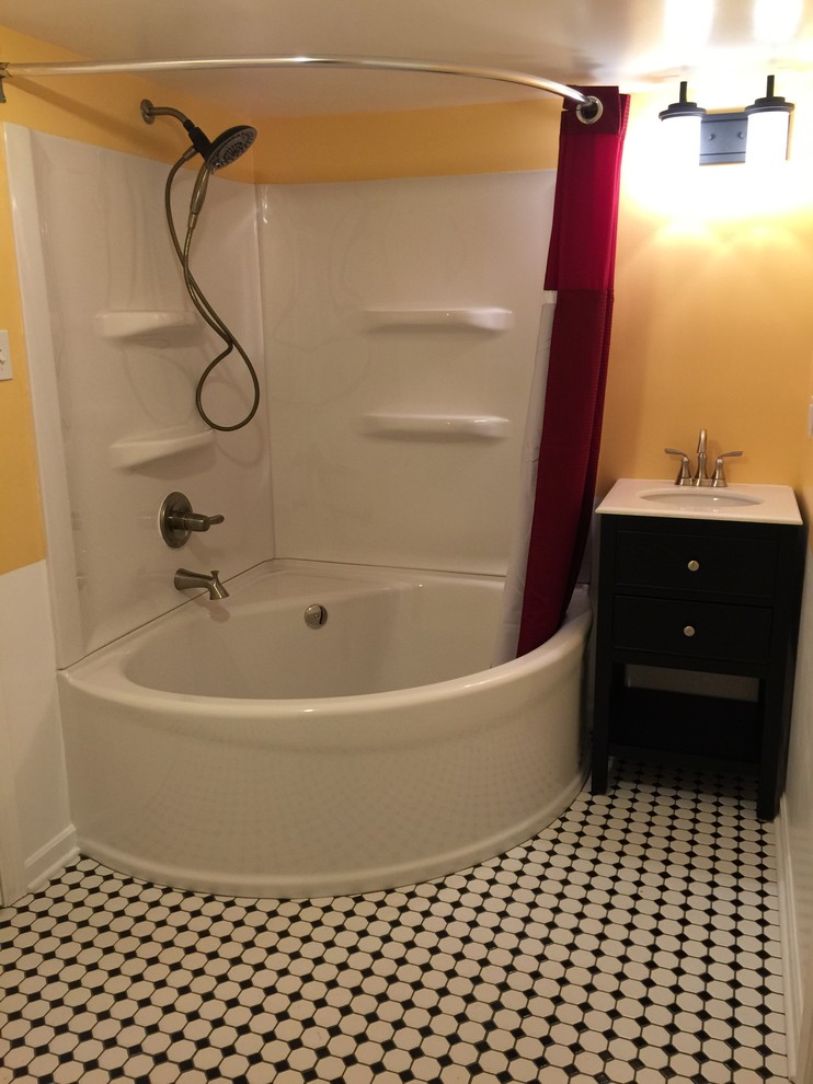 Стильный дизайн: маленькая ванная комната в стиле фьюжн с открытыми фасадами, темными деревянными фасадами, угловой ванной, угловым душем, раздельным унитазом, черно-белой плиткой, керамической плиткой, желтыми стенами, полом из керамогранита, душевой кабиной, столешницей из известняка и врезной раковиной для на участке и в саду - последний тренд