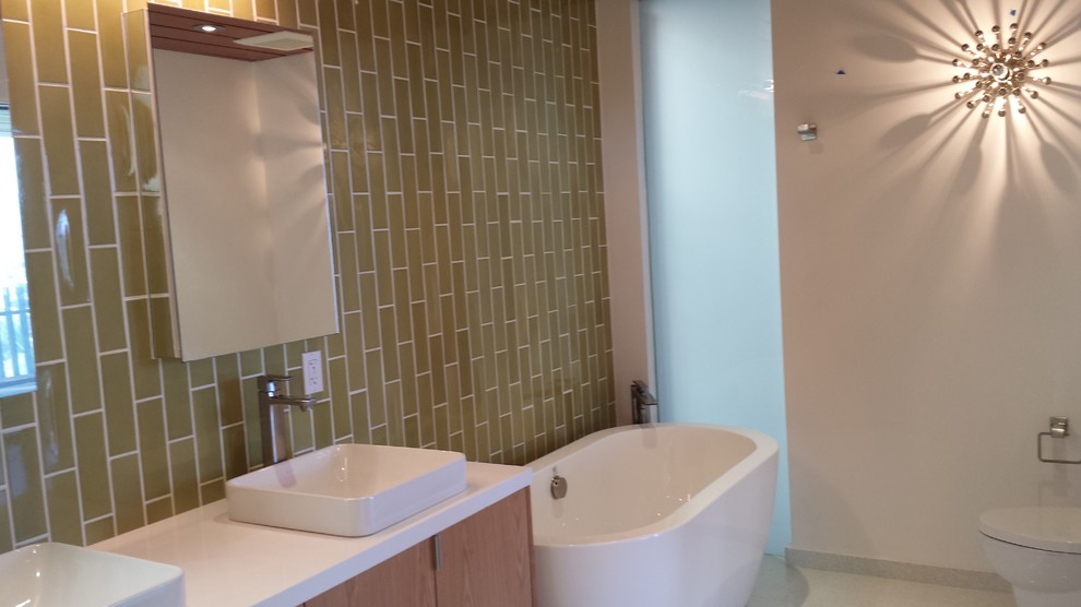 Großes Stilmix Badezimmer En Suite mit flächenbündigen Schrankfronten, hellen Holzschränken, freistehender Badewanne, grünen Fliesen, Keramikfliesen, grüner Wandfarbe, Aufsatzwaschbecken und Quarzwerkstein-Waschtisch in Los Angeles