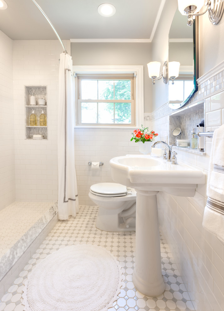 Inspiration för små klassiska badrum med dusch, med ett piedestal handfat, marmorbänkskiva, en toalettstol med hel cisternkåpa, vit kakel, mosaik, grå väggar, mosaikgolv, en öppen dusch, dusch med duschdraperi, vitt golv, luckor med glaspanel och vita skåp