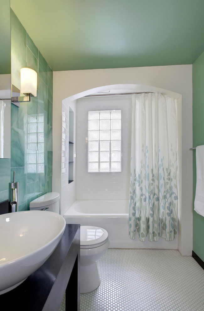 Источник вдохновения для домашнего уюта: маленькая ванная комната в стиле неоклассика (современная классика) с настольной раковиной, открытыми фасадами, черными фасадами, столешницей из дерева, зеленой плиткой, стеклянной плиткой, душем над ванной, зелеными стенами, полом из мозаичной плитки, белым полом и черной столешницей для на участке и в саду