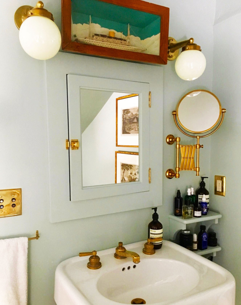 Идея дизайна: ванная комната в классическом стиле с зелеными стенами, раковиной с пьедесталом, нишей и тумбой под одну раковину