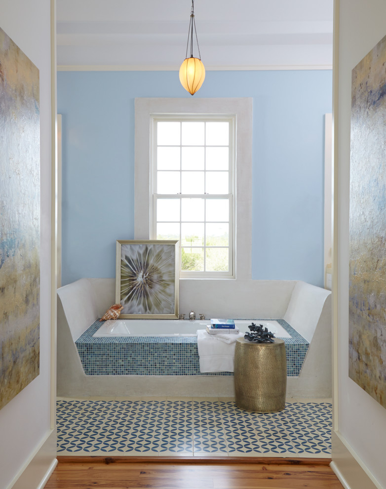 Diseño de cuarto de baño costero con paredes azules