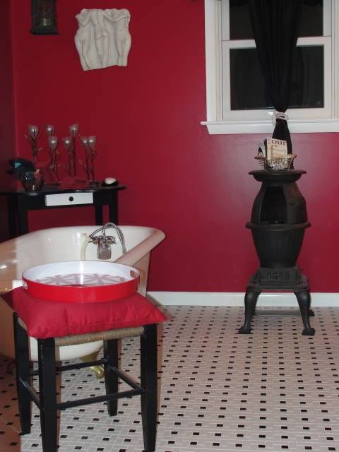 Aménagement d'une salle de bain classique de taille moyenne avec une baignoire sur pieds, un carrelage blanc, mosaïque, un mur rouge, un sol en carrelage de terre cuite et un sol multicolore.