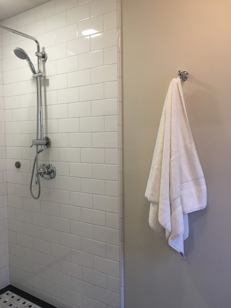 Modelo de cuarto de baño principal tradicional con baldosas y/o azulejos blancas y negros, baldosas y/o azulejos de cerámica, paredes blancas, suelo de mármol y encimera de cuarzo compacto