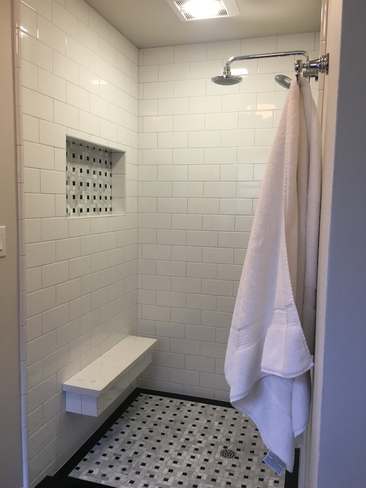 Cette image montre une salle de bain principale traditionnelle avec un carrelage noir et blanc, des carreaux de céramique, un mur blanc, un sol en marbre et un plan de toilette en quartz modifié.