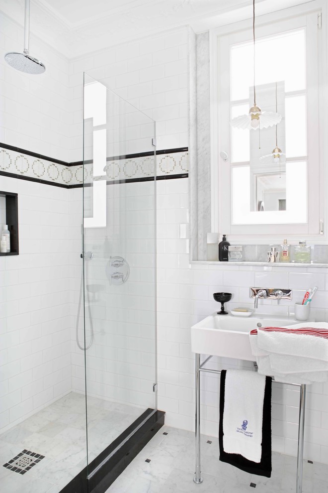 Idee per una piccola stanza da bagno con doccia tradizionale con doccia aperta, pistrelle in bianco e nero, piastrelle in ceramica, pareti bianche e lavabo a consolle