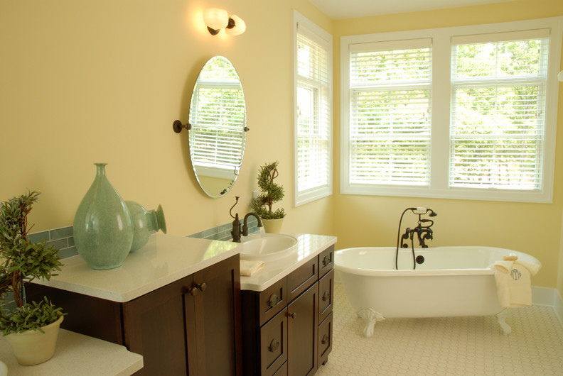 Idee per una stanza da bagno boho chic con top in superficie solida, vasca ad angolo e pavimento con piastrelle in ceramica