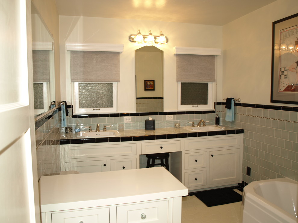 Inspiration för ett mellanstort vintage en-suite badrum, med ett nedsänkt handfat, luckor med profilerade fronter, vita skåp, kaklad bänkskiva, ett badkar i en alkov, en dusch i en alkov, blå kakel, keramikplattor, vita väggar och klinkergolv i keramik