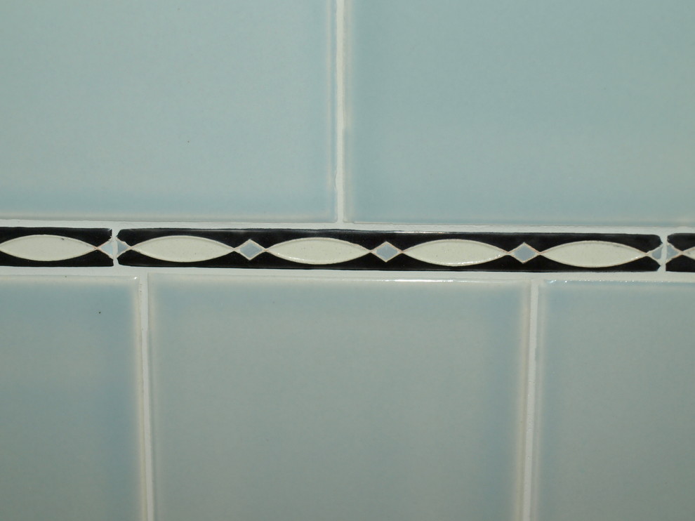 Inredning av ett klassiskt mellanstort en-suite badrum, med ett nedsänkt handfat, luckor med infälld panel, vita skåp, ett badkar i en alkov, blå kakel, porslinskakel, vita väggar och klinkergolv i porslin