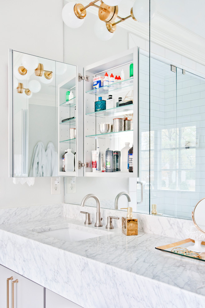 Свежая идея для дизайна: главная ванная комната среднего размера в современном стиле с плоскими фасадами, серыми фасадами, отдельно стоящей ванной, душем в нише, белой плиткой, плиткой кабанчик, серыми стенами, мраморным полом, врезной раковиной, мраморной столешницей, разноцветным полом, душем с распашными дверями и разноцветной столешницей - отличное фото интерьера