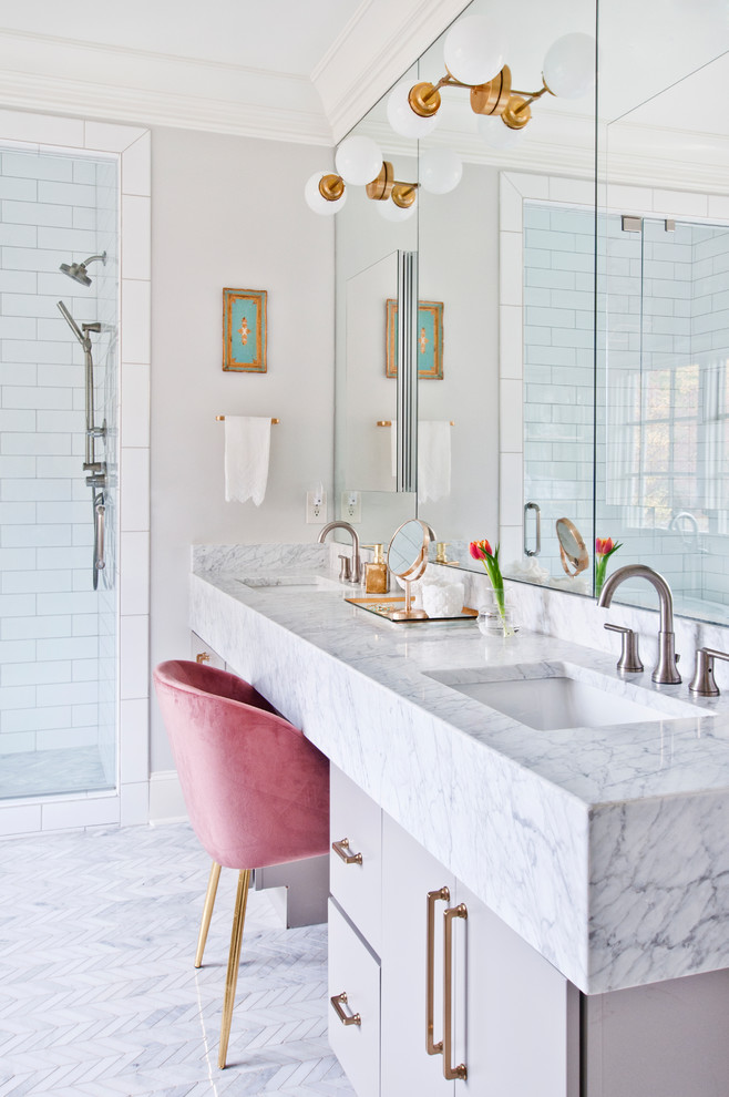На фото: главная ванная комната среднего размера в современном стиле с плоскими фасадами, серыми фасадами, белой плиткой, плиткой кабанчик, серыми стенами, мраморным полом, врезной раковиной, мраморной столешницей, белым полом и белой столешницей